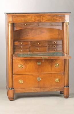 Sekretär, süddeutsch, um 1835-40, Korpus Weichholz, Wurzelnuss furniert, doppelt geschweift verlegt, Halbsäulen mit Bronzeabschlüssen, zwei ...