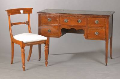 Bureau-plat, nach Vorbild des sp. 18.Jh., England, 20.Jh., Mahagoni massiv, 5-schübig mit Knieloch, kontrastierende Bandeinlagen, konische ...