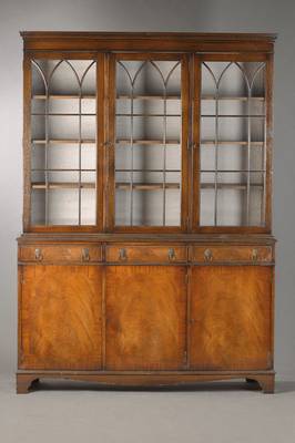 Bücherschrank im Spät-georgianischen Stil, England, 20.Jh., Mahagoni massiv u. Pyramidenmahagonifurnier, Eichekorpus, 3-türigu. 3-schübig, Türen ...
