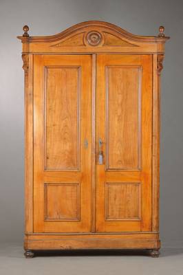 Schrank, deutsch, um 1860-70, Nussbaumfurnier u. Kirschbaum auf Nussbaum gebeizt, auf Weichholzkorpus, 2-türig, geschweifter Giebel mit seitl. ...