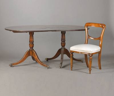 Sitzgarnitur, England, 20.Jh., im Regency- Stil, Mahagoni massiv, Tisch mit 2 Balustersäulen und stiltypisch ausgeschweiften Auslegern, ...