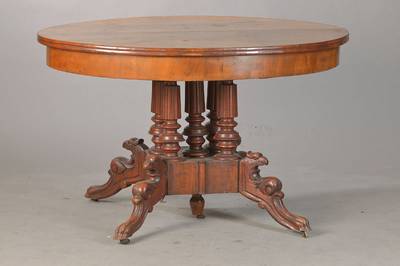 Ovaler Salontisch, deutsch, um 1870/80, Nussbaumfurnier auf Weichholzkorpus, 5 Säulenbeinemit 4 über Eck gestellten Adlerfüßen nach ...