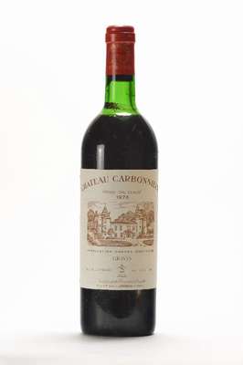 24 Flaschen 1976 Chateau Carbonnieux, Graves, Grand Cru Classe, je ca. 75 cl, Füllstände: ca. top shoulder, in 2 Originalholzkisten (1 ohne ...