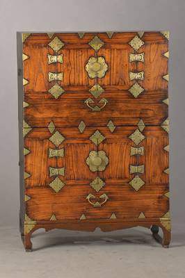 Vorratsschrank, wohl China, um 1850/60, Gestell um 1900 ergänzt, Tropenholz, 2-türig, 2- teilig, je mit seitl. Beschlägen zum Transportieren, ca. ...