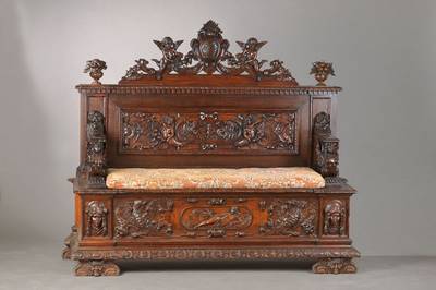 Truhenbank, im italienischen Renaissance-Stil, um 1880/90, Nussbaum u. Buche auf Nussbaum gebeizt, Truhenkasten mit reliefartiger Kartusche, Adlern, ...