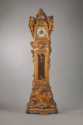 Standuhr mit Westminsterschlag, deutsch um 1970, Holzgehäuse mit dreiseitigen großvolumigen Schnitzereien, schwungvolle Voluten, ausladener Sockel, ...