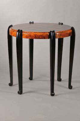 Beistelltischchen, Art-Deco, wohl Frankreich,, 20.Jh., Runde Platte mit 4-fachem Palisanderfurnier parkettiert verlegt, 6 ausgeschweifte gerieft ...