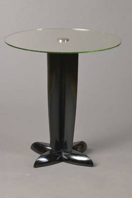 Ausgefallener Beistelltisch, Art-Deco, Frankreich, um 1930, mit 4-fach spitz zulaufendem Mittelfuß, mit orig. verspiegelter Platte, sehr dekorativ, ...
