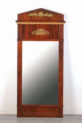 Biedermeierspiegel, wohl mitteldeutsch, um 1830, Mahagonifurnier auf Weichholzkorpus, auf Rahmen gearbeitet, z.T. klassizistische ...