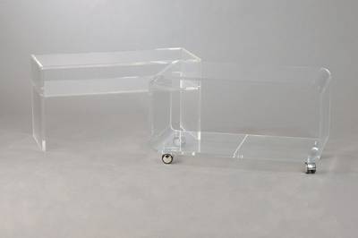 Zwei unterschiedliche Beistelltischchen, 80er Jahre, Plexiglas, Ein Tisch mit Rollen, ca. 43x82x40 cm, einer mit 2 Etagen, ca. 43x81x36 cm, Gebr.-Sp.,