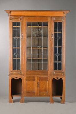 Bücherschrank, deutsch, um 1900/05, wohl Umkreis Riemerschmid, Eiche massiv, Seitenstollenkonstruktion, 3 orig. verglaste u. versproßte Türen, ...