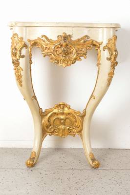 Wandkonsole, wohl Italien, um 1850/60, Weichholz reich geschnitzt u. gefaßt, allseitig geschweift, detailreiches Rocaillen- u. Kartuschelornament, ...