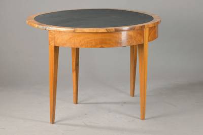 Demi-Lune-Tisch / Spieltisch, Schweiz, um 1820/30, Nussbaumfurnier radial verlegt, Zarge querfurniert, konische Vierkantbeine, Innen mit Filz ...