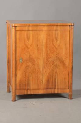 Halbschränkchen, Wien, um 1820, Nussbaumfurnier z.T. doppelt gespiegelt verlegt auf Weichholzkorpus, Eiche gegenfurniert, allseitig furniert u. ...