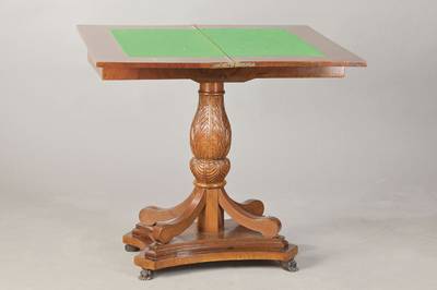 Spieltisch wohl Mainz, um 1830, Mahagoni- bzw. Pyramidenmahagonifurnier auf Weichholzkorpus, Zargenkasten mit aufklapp- u. drehbarer Platte, Innen ...