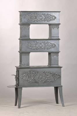 Zierlicher Biedermeier-Etagenofen, deutsch, frühes 19.Jh., Gußeisen, vielfache Arabesken- u. Rosettenverzierung, 3 Etagen, Funktion nicht geprüft, ...