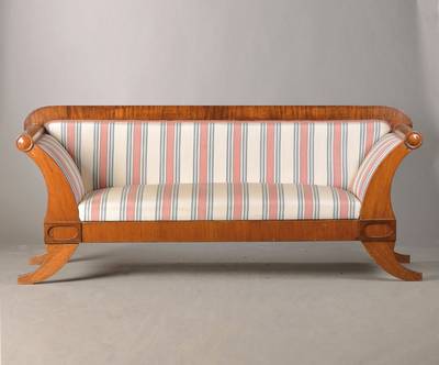 Biedermeiersofa, wohl norddeutsch, um 1820/30, Nussbaumfurnier auf Weichholzkorpus, Beine u. Armstützen füllhornartig, ca. 86x208x63 cm, Sh. ca. 47 ...