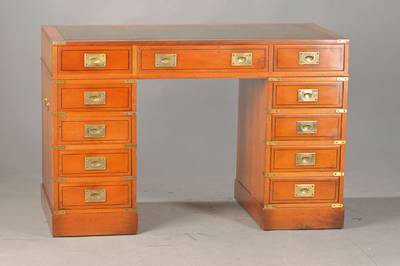 Bureau-plat, sog. Schiffsmöbel, England, frühes 20.Jh., Eibenholz, 2 Seitenkästen mit insg. 11 Schubladen, typisch eingelassene Messingbeschläge ...