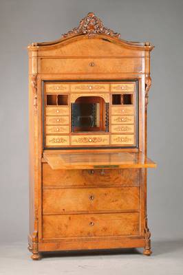 Standsekretär, mitteldeutsch, um 1860/70, Wurzelmaserfurnier auf Weichholzkorpus, 4- schübig mit aufklappbarer Schreibklappe, geschweifte Giebel, ...