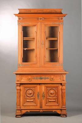 Bücherschrank, deutsch, um 1870/80, Nussbaumfurnier u. Wurzelholzfurnier auf Eichekorpus, Halbschrank 2-türig u. 1-schübig, seitl. Pilaster u. ...