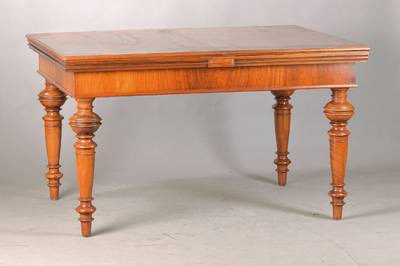 Ausziehtisch, deutsch, um 1880/90, Nussbaumfurnier, fein gedrechselte Balusterbeine, Zarge profiliert u. querfurniert, Plattenenden mit je 2 ...