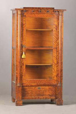 Damen-Salonvitrine, Raum Berlin, um 1820/25, Birkefurnier auf Weichholzkorpus, 1-türig, Sockelschub, 3-seitig orig. verglast, seitl. angesetzt ...