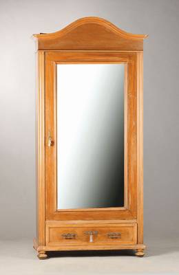 Garderobenschrank, süddeutsch, um 1860/70, Nussbaumfurnier auf Eichekorpus, 1-türig mit großem fac. Spiegelglas, geschweifter Giebel, ...