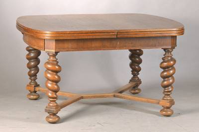 Ovaler Ausziehtisch, deutsch, um 1880/90, Eiche massiv, vielfach profilierte Plattenkante, 4 kräftige sich verjüngende salomonische Säulenbeine ...