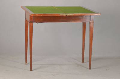 Spieltisch, süddeutsch, um 1790/1800, Nussbaum massiv u. furniert, intarsiertes Schachbrett in Palisander- u. Obstholz, Innen mit grüner Filzbezug, ...