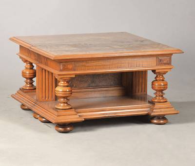 Couchtisch im Gründerzeit-Stil, Nussbaumfurnier, wohl aus zwei kleinen Wandkonsolen aus Teilen von 1880 umgebaut, Platte mit st. Oberflächensc h., ...