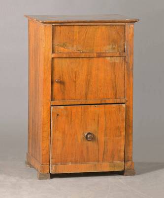 Waschkommode, Biedermeier, um 1815/20, Nussbaumfurnier auf Weichholzkorpus, Platte aufklappbar mit gestrichenem Innenleben, Türe für Topf u. ...