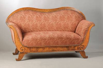 Biedermeiersofa, 2-sitzer, südwestdeutsch, wohl Mainz, um 1820/30 Nussbaumfurnier auf Weichholzkorpus, Rückenlehne doppelt geschweift, Armlehnen ...
