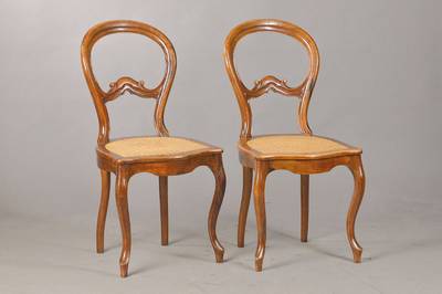 8 Ballonrückenstühle, deutsch, um 1850-70, Nussbaum massiv, 4x gerieft, 4x mit Doppelvolute, alle mit Rattangeflecht, dieses mit Gebr.-Sp. jedoch ...