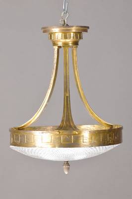 Deckenlampe, deutsch, frühes 20.Jh., Massive Messingmontur, strukturierter Glasschirm, Innenliegend 3 Brennstellen, graviertes Mäanderband, ...