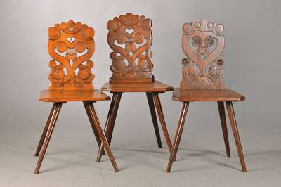 3 Brettstühle, Mittelhessen, Mitte 19.Jh., Eiche u. Buche massiv, geriefte Beine, l. unterschiedliche Rückenlehnenmotive, H. ca. 90 cm, Sh. ca. 48 ...