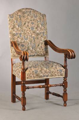 Historismus-Stuhlsessel, deutsch, um 1870/80, Nussbaum massiv, wuchtige Handläufe in Volutenenden, mehrfach gerieft, gedrechselte Stege, Polster u. ...