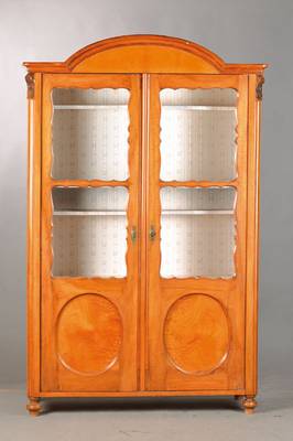 Vitrine, Wien, um 1850/60, Nussbaumfurnier auf Weichholzkorpus, 2-türig, mit Brezelfüllungen, verlgast, unten ovale Füllung, Innen 3 Einlegeböden ...
