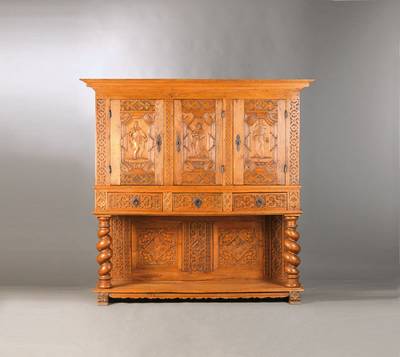 Stollenschrank nach altem Vorbild, deutsch, 60/70er Jahre, Eiche massiv, 3-türig, 3-schübig, Stollenteil mit wuchtigen gedrehten Säulen, ...