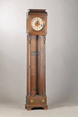 Standuhr, deutsch, 1910, dunkel gefaßtes Eichengehäuse, Schwungbereich des Pendels zwischen gerillten Vollsäulen, endent in Tulpenoptik, oben 2 ...