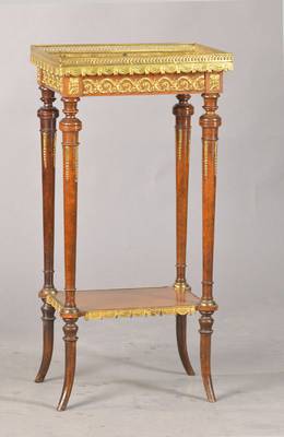 Beistelltischchen, Frankreich, um 1880-1890, Buche auf Nussbaum bzw. Mahagoni gebeizt, untere Etage, üppiger Messingblechbeschlag in ...