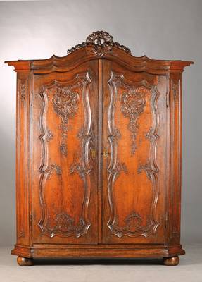 Barockschrank, Moselgebiet, um 1770, Eiche massiv, z.T. auf Rahmen gearbeitet, 2-türig, vielfach geschwungene Kassetten, reliefartige Schnitzerei ...