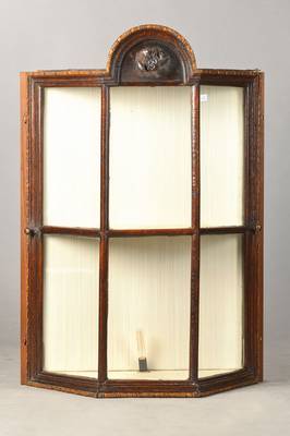 Hängeschränkchen, aus alten Teilen, Eiche massiv, 3-seitig, verglast mit Einlegeböden, trapezförmig, Innen mit Tapette ausgekleidet, ca. 98x67x32 ...