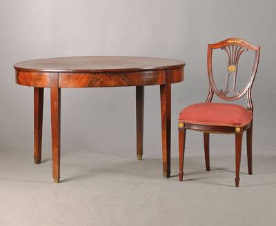 Tisch und 4 Stühle, wohl England, um 1860/70, Mahagoni massiv u. furniert, Tisch oval auf konischen Vierkantbeinen, 4 Stühle mit stilisierter ...