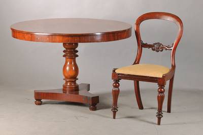 Tisch und 4 Stühle, England um 1880/90, Mahagoni massiv u. furniert, viktorianisch, Tisch mit Balusterschaft u. 3-fach eingezogener Sockelplatte, ...