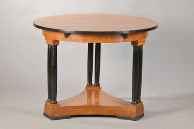 Runder Salontisch zum Ausziehen, deutsch, um 1850/60, Kirschbaum, 3-fach eingezogene Sockelplatte, 6 geschwärzte gestauchte Säulenbeine , ohne ...