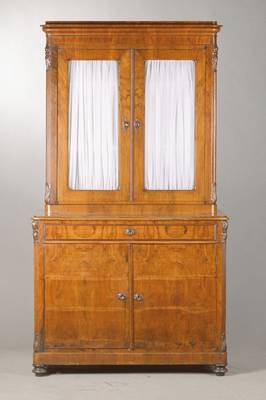 Aufsatzvitrine, mitteldeutsch, um 1860/70, Nussbaumfurnier auf Weichholzkorpus, Halbschrank 2-türig u. 1-schübig, 2-türiger verglaster Aufsatz, ...