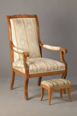 Amrlehnsessel, um 1870,Buche massiv, im Biededrmeier-Stil, dazu Schemel, stilecht, Bezug u. Polster mit Gebr.-Sp., ca. 105x66x74 cm, Sh. ca. 46 cm