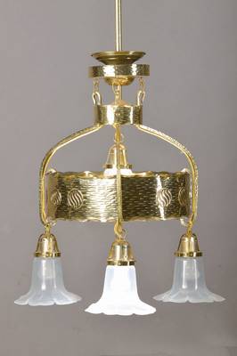 Jugendstil-Lampe, deutsch, frühes 20.Jh., geprägte gereinigte Messingmontur, 4 sek. Schirme, 4 Brennstellen, Elektrifizierung nicht geprüft, H. ...