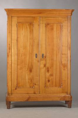 Brezelschrank, deutsch, um 1860, Kirschbaum massiv, 2-türig, Innen Hutablage u. Kleiderstange, orig. Schloss, 4 Füllungsfelder mit geschweiften ...