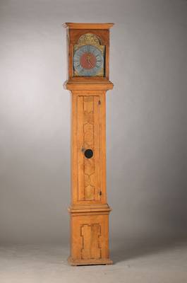 Standuhr, 18.Jh., süddt., einteiliges Holzgehäuse, elegant intarsiert, in der Tiefe und in der Höhe abgenommen/abgeändert, Türschloß mit ...